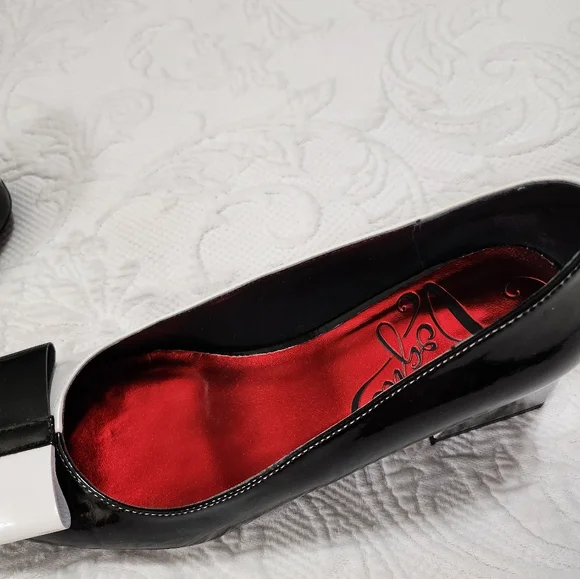 Women's shoes Size 8, black and White pump. - Picture 6 of 6
